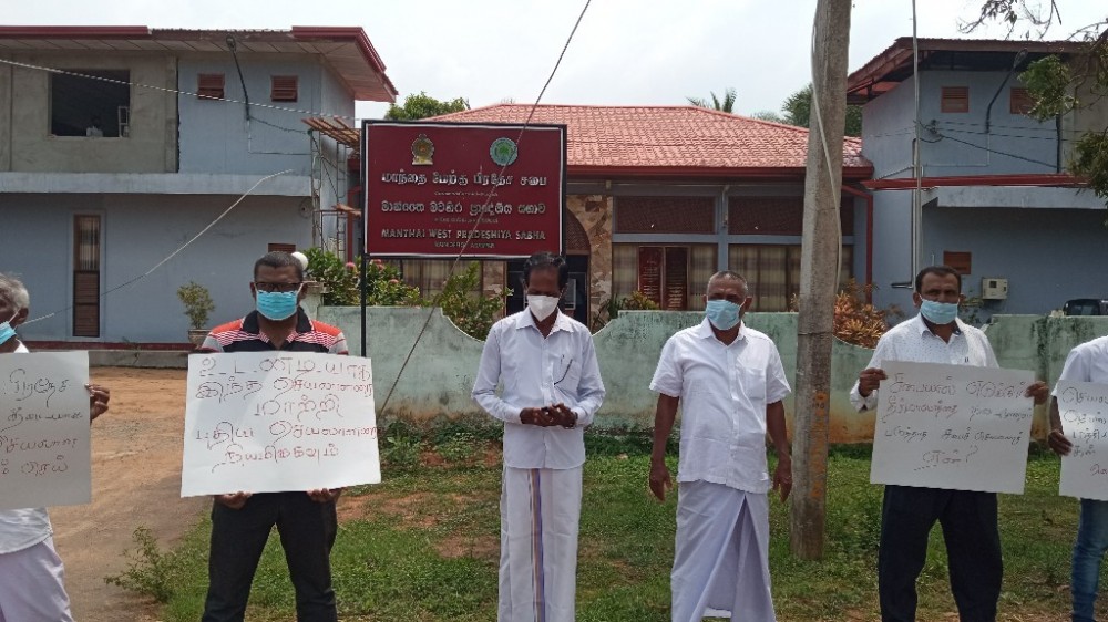 ஆளுமையற்ற பிரதேச சபை செயலாளரை இடமாற்ற கோரி ஆர்ப்பாட்டம்