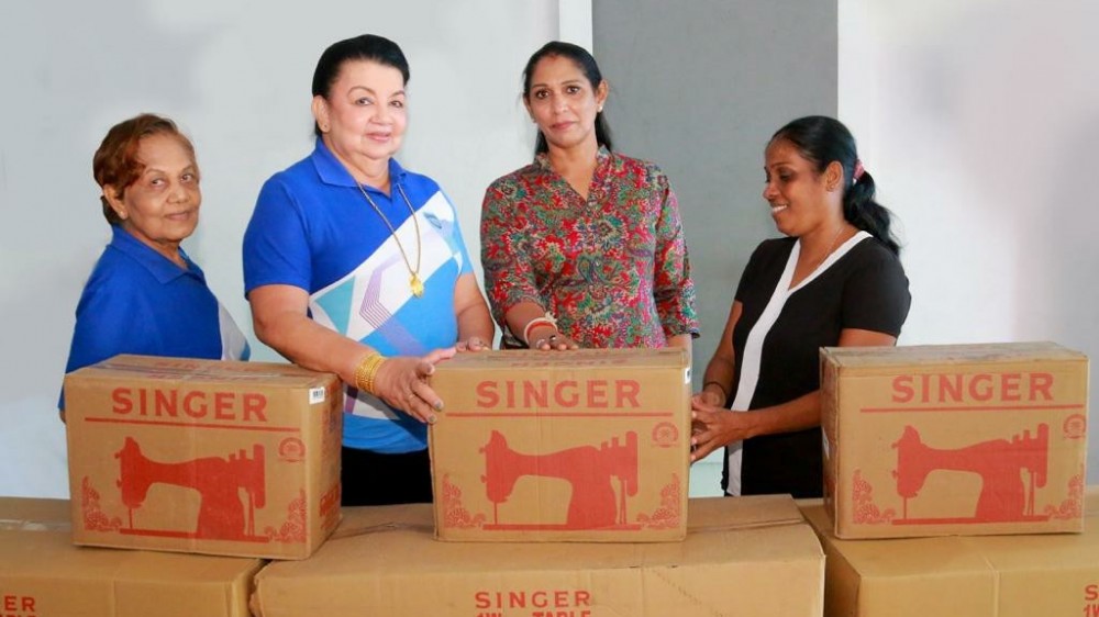 'லிய சரணி' திட்டத்தின் கீழ் வருமானம் குறைந்த பெண்களுக்கு தையல் இயந்திரங்களை பிரதமரின் பாரியார் வழங்கினார்