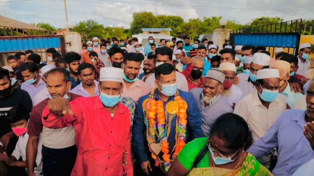 மக்கள் காங்கிரஸ் தலைவர் ரிஷாட் பதியுதீனை காண ஆவலுடன் அணிதிரண்ட வவுனியா மக்கள்...!