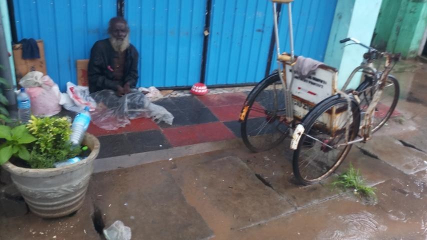 ஆதரவற்ற வயோதிபருக்கு அதிகாரிகளே உதவுங்கள்