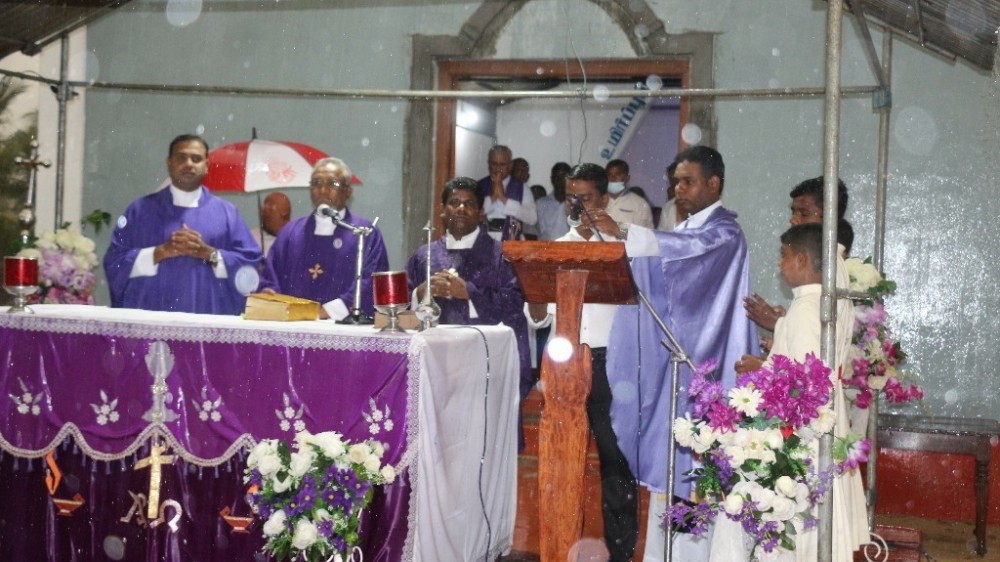 பேசாலையில் கொட்டும் மழையில் சேமக்காலையில் ஆத்துமாக்களுக்கு நினைவேந்தல்