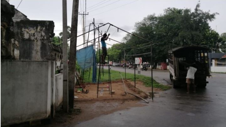 ஆளுநரின் உறுதிமொழியை சுகாதாரத் தொண்டர்கள் நம்பினர்.      போராட்டப் பந்தலை அகற்றினர்