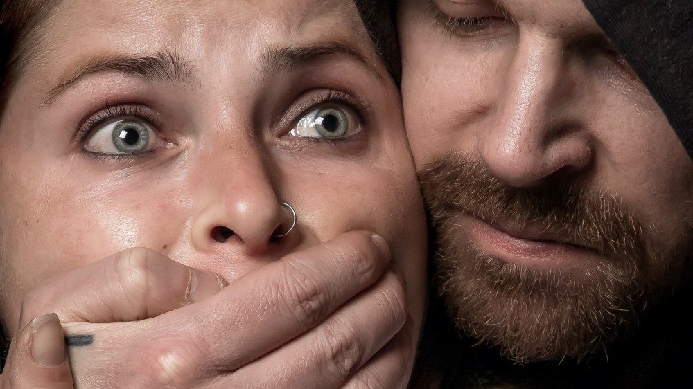 இளம் பெண் கடத்தியவர்களுக்கு பொலிஸார் வலைவீச்சு