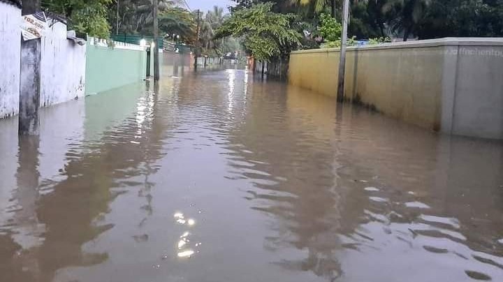 கடும் மழையால் வெள்ளத்தில் ஆழ்ந்த யாழின் சில பகுதிகள்