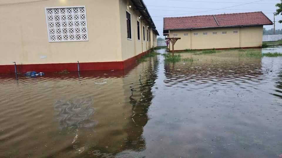 மன்னாரில் 06 பாதுகாப்பு இடங்களில் இடம்பெயர்ந்தவர்கள் தங்கவைப்பு. புதன்கிழமை (10.11.2021) பாடசாலைகளுக்கு விடுமுறை.