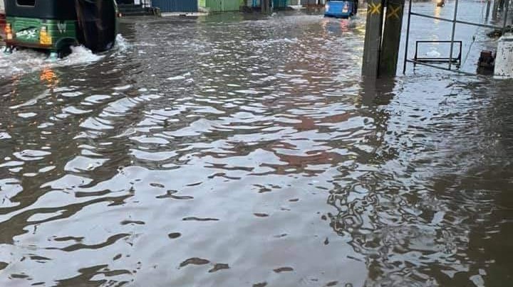 வெள்ள நீரினை வெளியேற்றும் நடவடிக்கையில் யாழ்ப்பாணம் மாநகர சபை