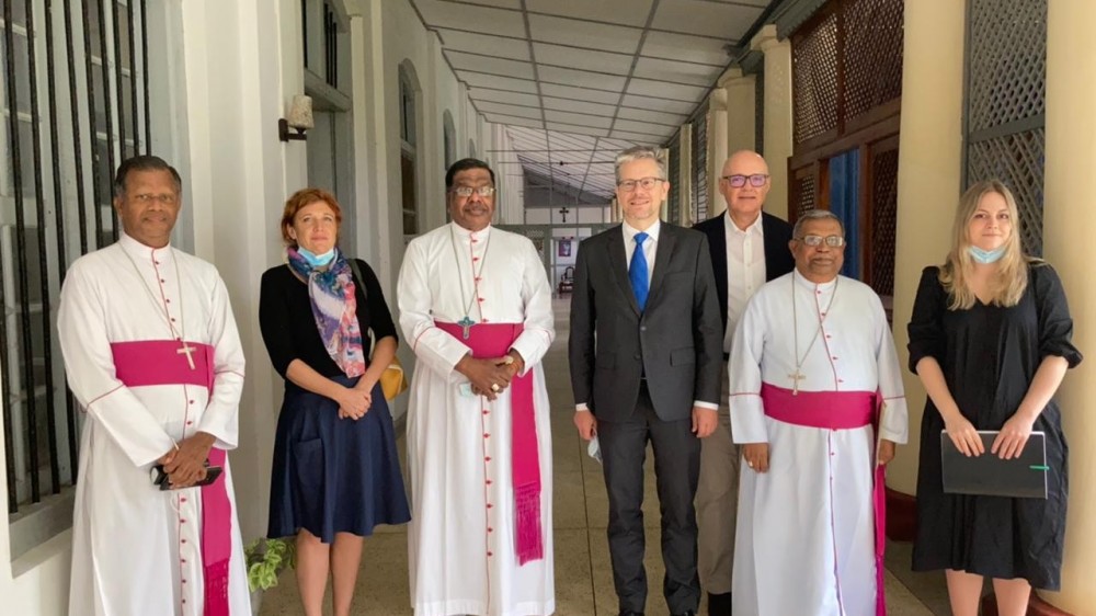 கத்தோலிக்க ஆயர்களை  மாலைதீவுக்கான சுவிஸ்லாந்தின் தூதுவர் டொமினிக் பார்க்லர் சந்தித்தார்