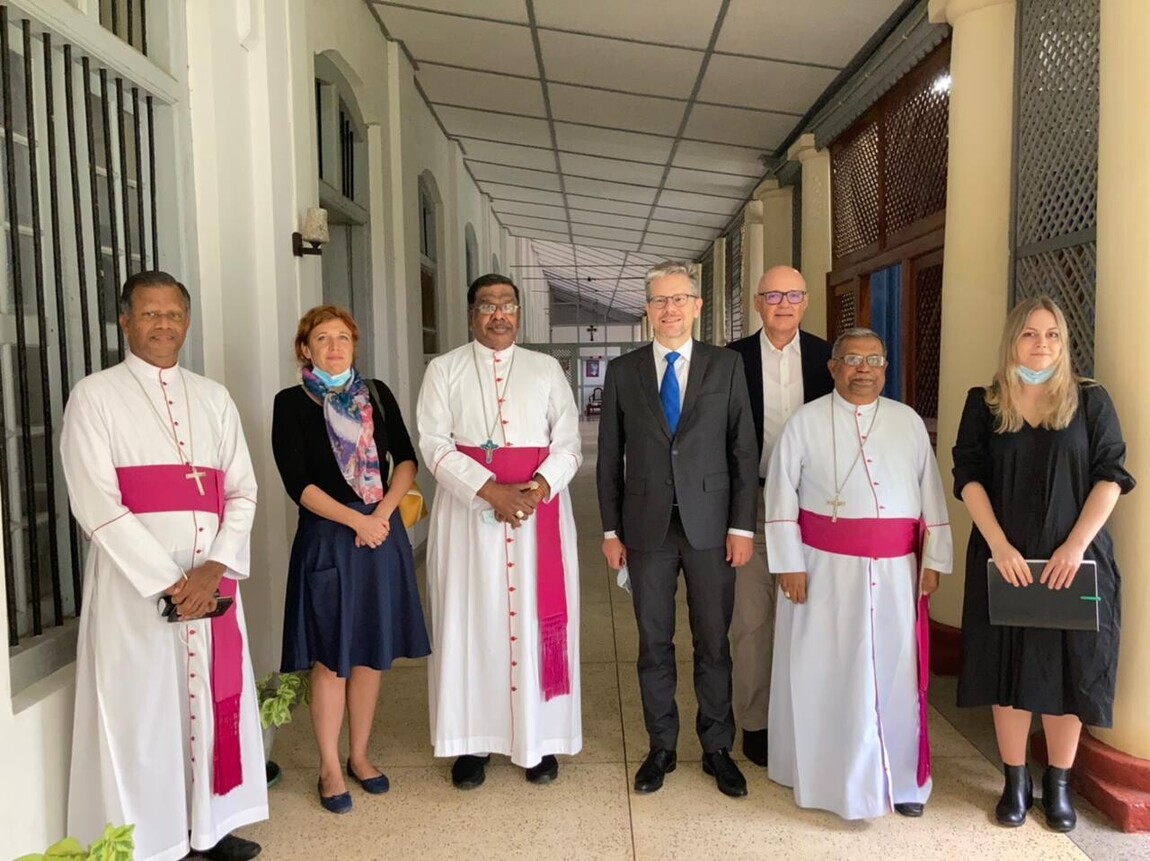 கத்தோலிக்க ஆயர்களை  மாலைதீவுக்கான சுவிஸ்லாந்தின் தூதுவர் டொமினிக் பார்க்லர் சந்தித்தார்