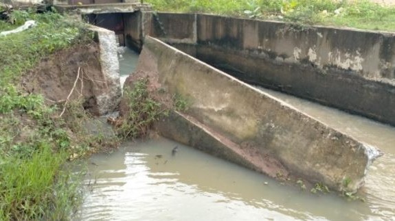 இடிந்து விழுந்த இரணைமடுக் குளத்தின் வாய்க்கால்