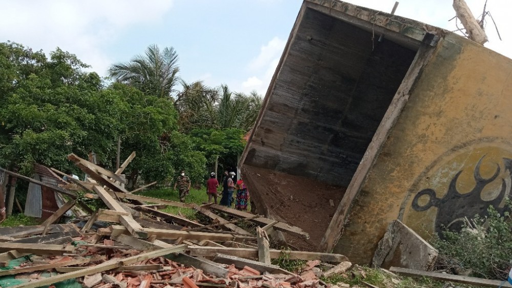 பள்ளிமுனையில் பொது மக்களுக்கு அச்சுறுத்தலாக இருந்த நீர்தாங்கி தகர்த்தப்பட்டது.