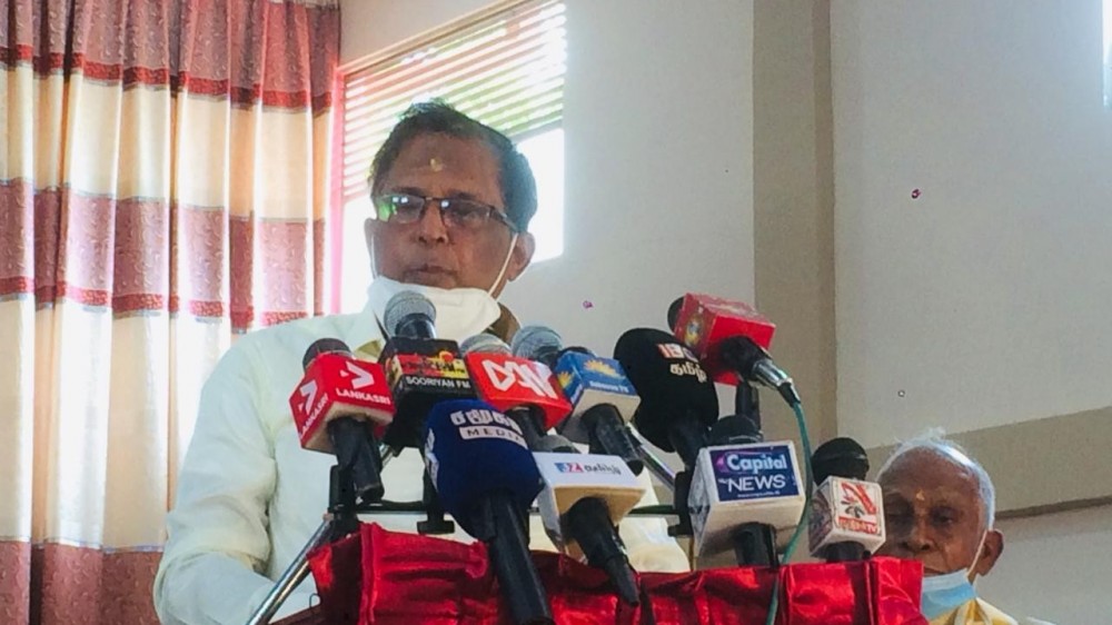 அரச அதிகாரிகள் மக்களுக்கு சேவையாற்றவே தவிர அரசியல்வாதிகள்  சொல்வதை செய்யவல்ல  - யாழ் மாவட்ட  ஓய்வு நிலை அரச அதிபர்