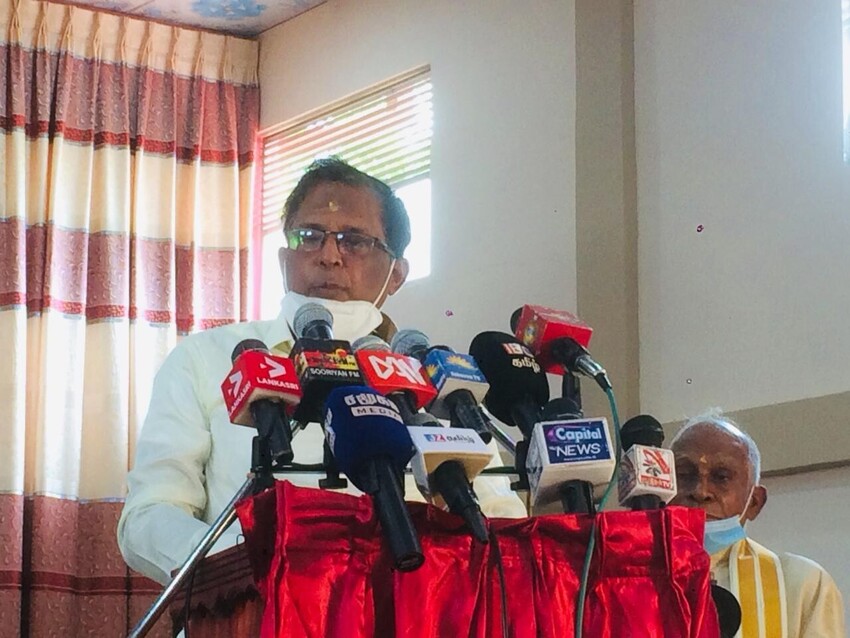 அரச அதிகாரிகள் மக்களுக்கு சேவையாற்றவே தவிர அரசியல்வாதிகள்  சொல்வதை செய்யவல்ல  - யாழ் மாவட்ட  ஓய்வு நிலை அரச அதிபர்