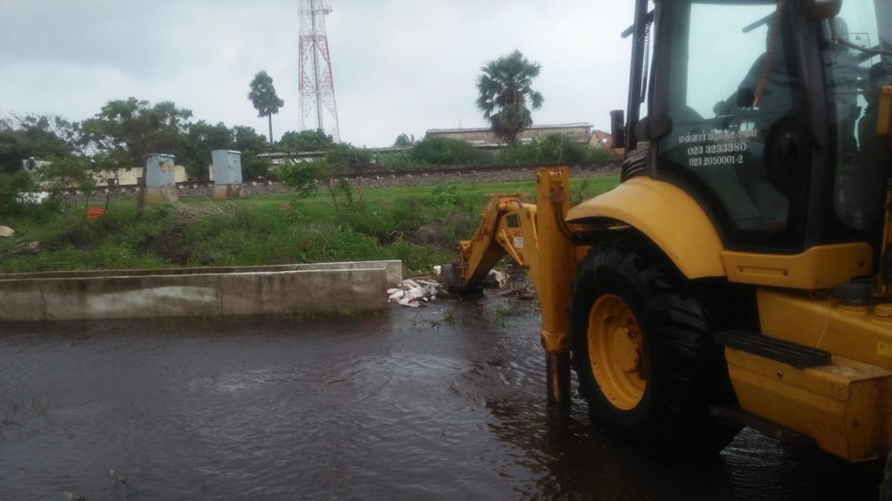 தலைமன்னாரில் வெள்ளநீர் கடலுக்குள் வெளியேற்றும் நடவடிக்கை