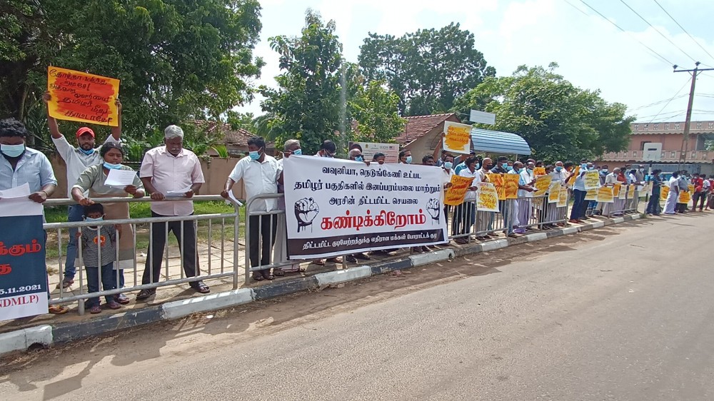 திட்டமிட்ட குடியேற்றம் – பதாதைகள் ஏந்திப் போராட்டம்