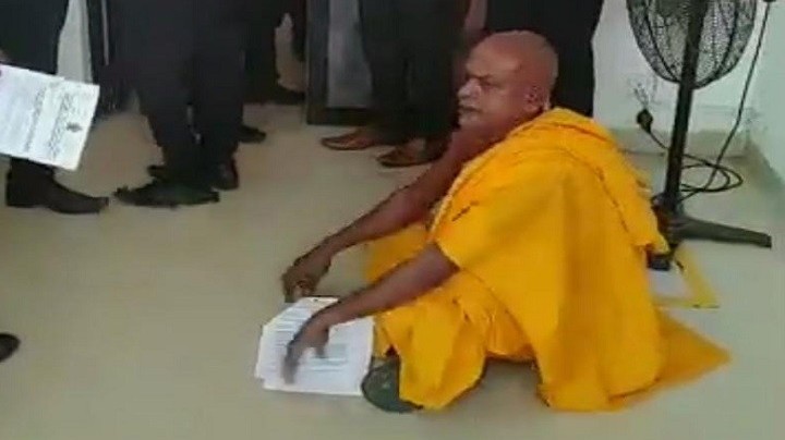 சுமணரத்ன தேரர் பட்டிப்பளை பிரதேச செயலகத்தின் பிரதேச  செயலாளரின் அறையை முற்றுகையிட்டுப் போராட்டத்தில் ஈடுபட்டார்