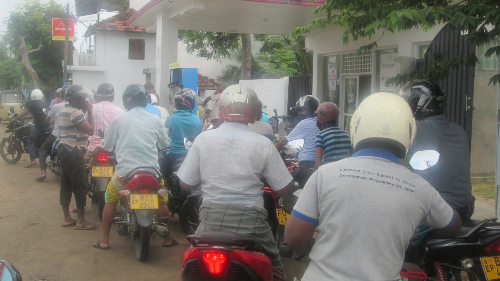 எரிபொருளுக்கு நீண்ட கியூ!