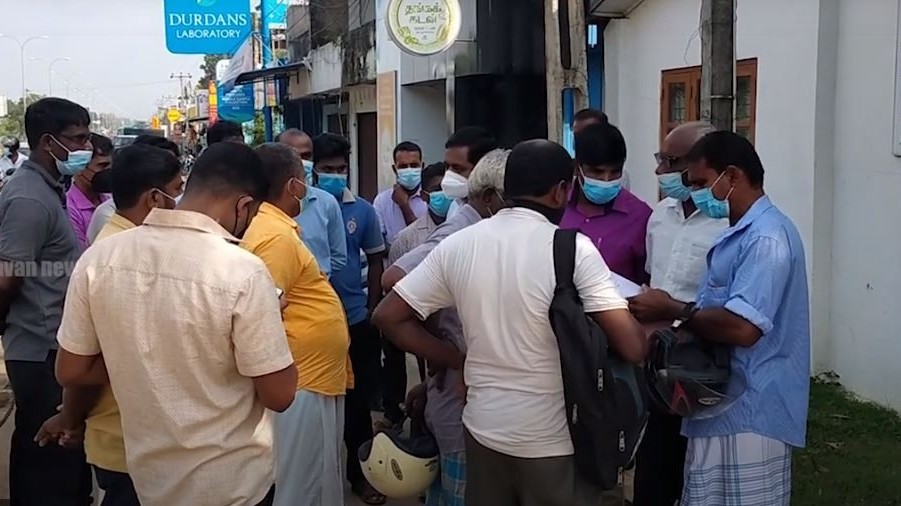 கிளிநொச்சியில் பொலிசாருக்குக் காணி.  தடுத்து நிறுத்தினர், பொது மக்கள், அரசியல் வாதிகள்