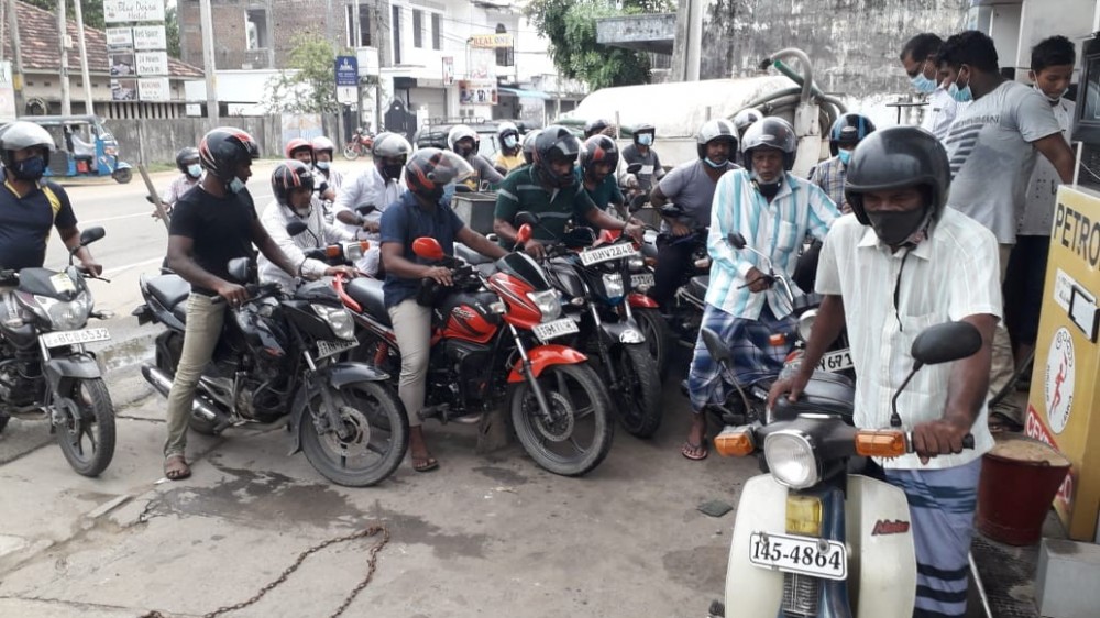 கல்முனையிலும் எரிபொருளுக்கு தட்டுப்பாடு; சில இடங்களில் இல்லை எனத் தெரிவிப்பு!