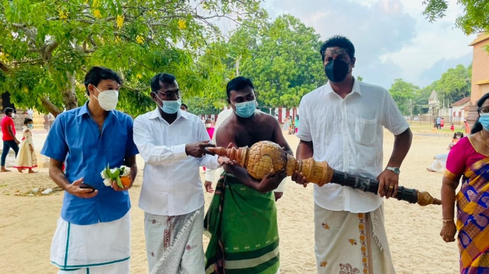 தேவஸ்தானத்தின் 10ஆவது நிர்வாக அதிகாரி நினைவாக செங்கோல் இன்று(19) கையளிக்கப்பட்டது.