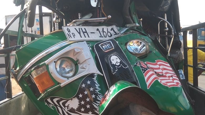 முச்சக்கர வண்டியில் டிப்பர் மோதியதில் ஓட்டுனர் ஆபத்தான நிலை. சிறுத்தோப்பில் சம்பவம்.