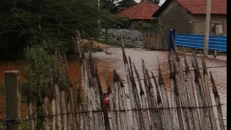 மன்னாரில் மழை வீழ்ச்சியால் பல இடங்கள் வெள்ளக்காடு. மக்கள் இடம்பெயரும் அபாயமும் தோன்றுகின்றது.