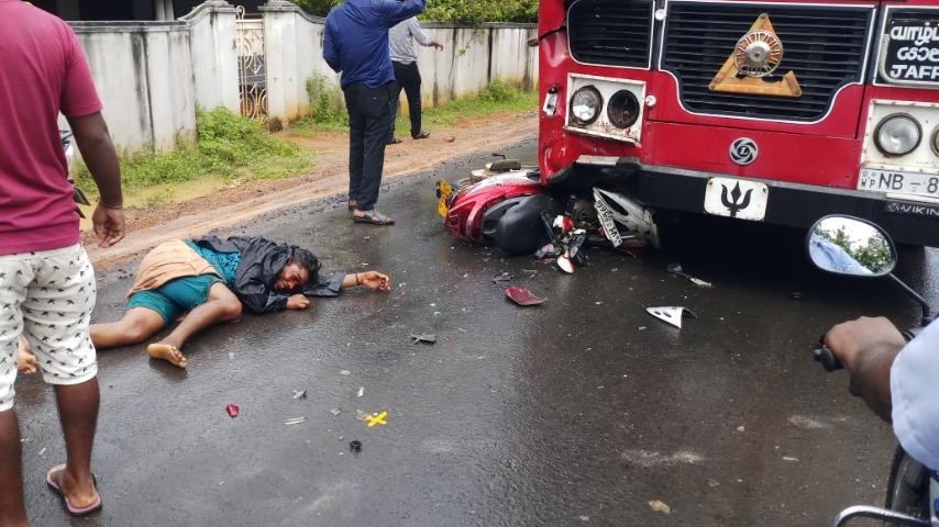பஸ் - மோட்டார் சைக்கிள்  விபத்தில் இளம் பெண் படுகாயம்