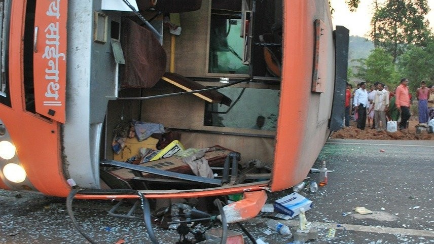பஸ் விபத்தில் பயணிகள் சேதமின்றி தப்பினர்