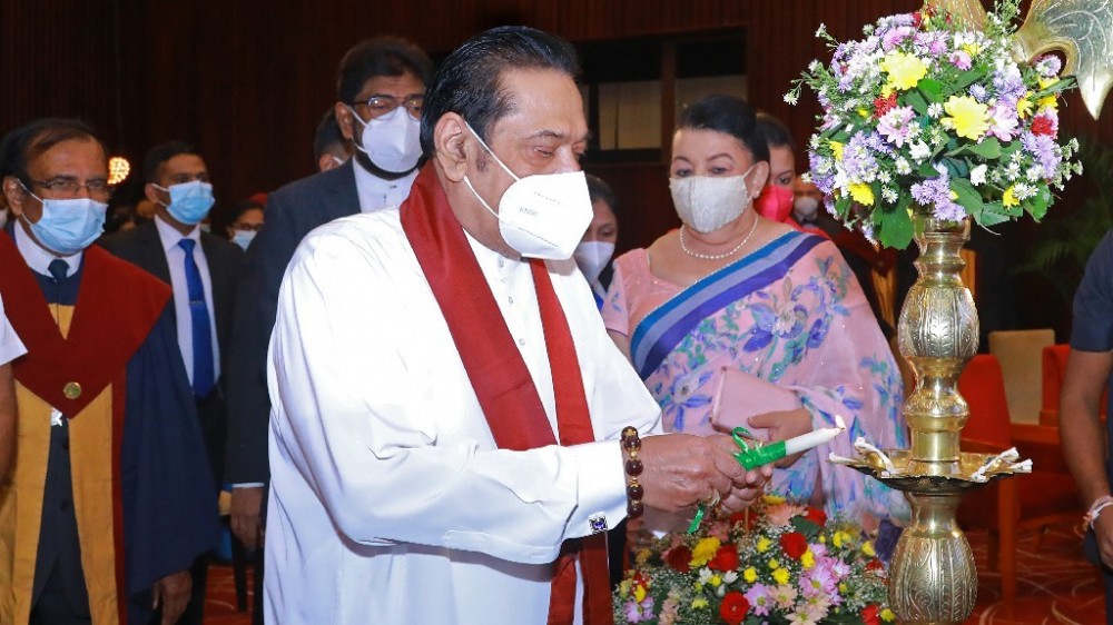 பிரதமரினால் மருத்துவ பேராசிரியர் பதவிகள் பதினாறு மகப்பேறியல் மற்றும் பெண்ணோயியல் மருத்துவ நிபுணர்களுக்கு வழங்கப்பட்டுள்ளது