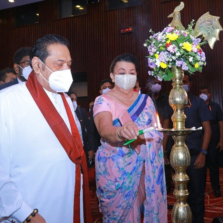 பிரதமரினால் மருத்துவ பேராசிரியர் பதவிகள் பதினாறு மகப்பேறியல் மற்றும் பெண்ணோயியல் மருத்துவ நிபுணர்களுக்கு வழங்கப்பட்டுள்ளது | Thaenaaram |  Tamil Obituary Notices | Remembrance Notices | Tamil Death Notices