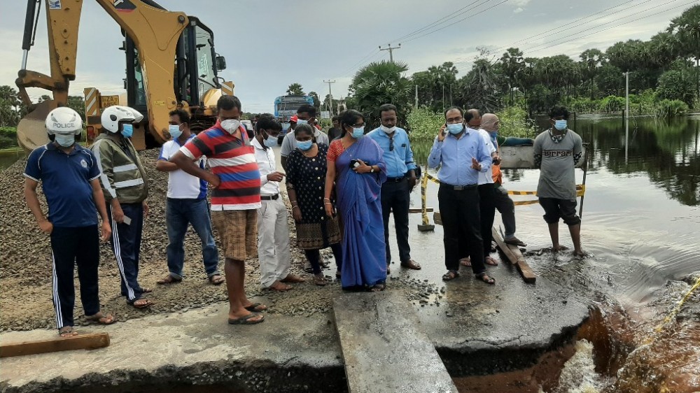 மன்னார் தலைமன்னார் ஏ 14 பிரதான பாதை கல்வெட்டு உடைந்தமையால் போக்குவரத்து ஸ்தம்பிதம்.