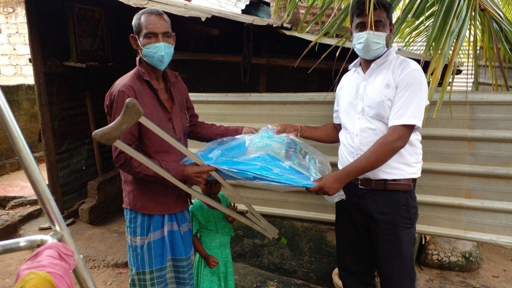 மழையால் பாதிக்கப்பட்ட அல்வாய்  வடக்கு மக்களுக்கு உதவிப் பொருட்கள் வழங்கி வைக்கப்பட்டன.