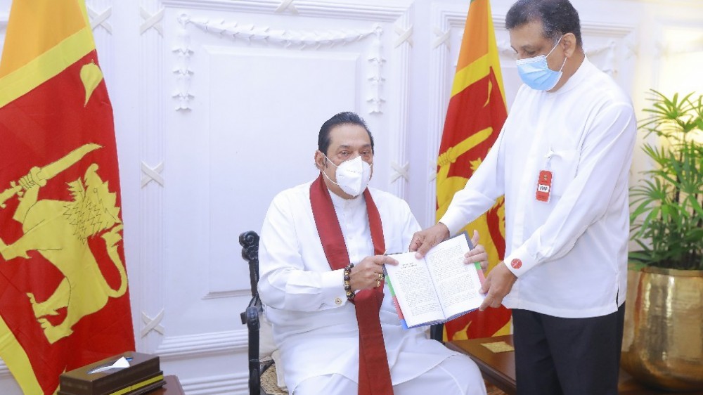 'அரசியலின் மறைக்கப்பட்ட கதைகள் கூறும் கதை' நூல்  பிரதமருக்கு வழங்கி வைப்பு