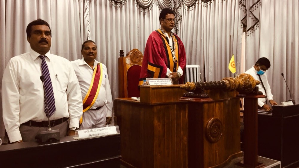 வரலாற்றில் செங்கோலுடன் யாழ்ப்பாணம் மாநகர சபையின் முதல் அமர்வு