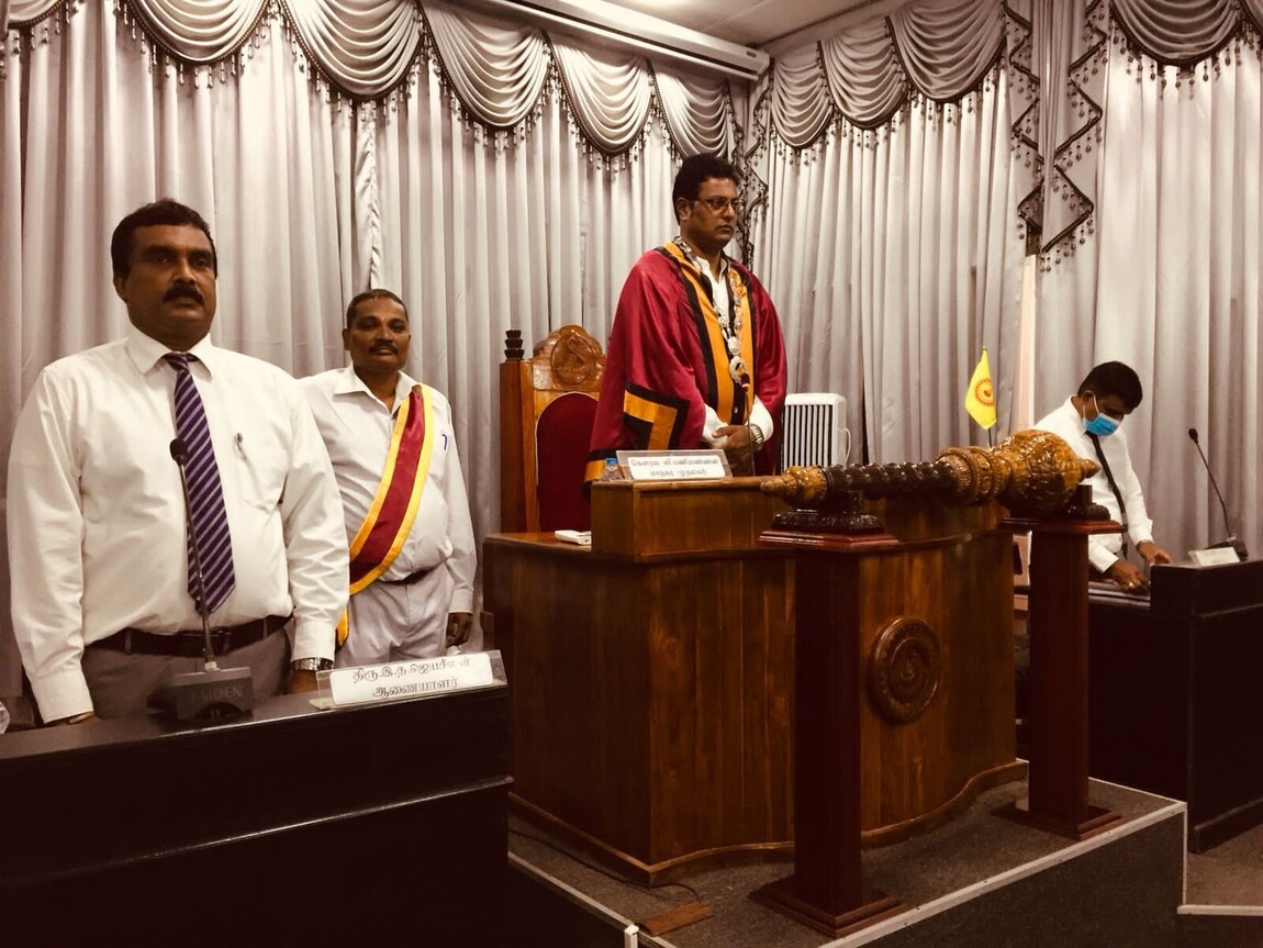 வரலாற்றில் செங்கோலுடன் யாழ்ப்பாணம் மாநகர சபையின் முதல் அமர்வு
