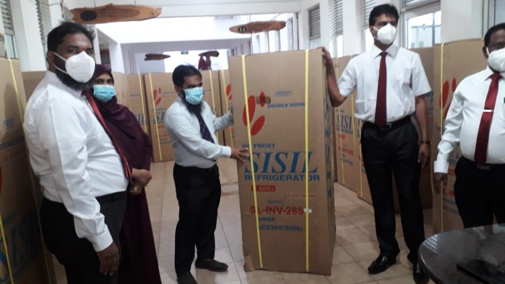 குளிர்சாதனப் பெட்டிகள் கையளிப்பு