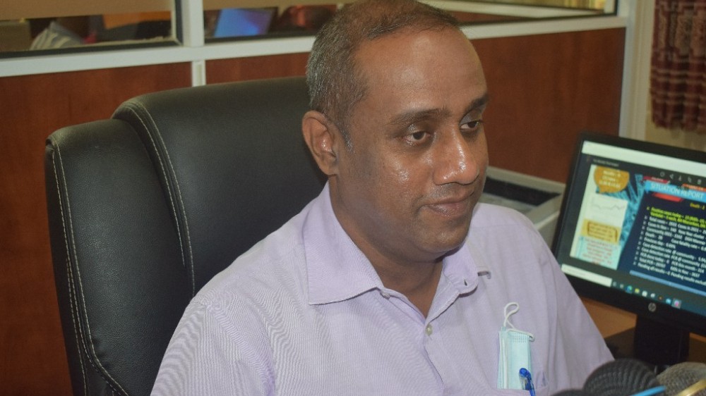 மன்னாரில் கோவிட்டும், டெங்குவும் பரவுவதால் வைத்தியசாலையை நாடுங்கள் - பணிப்பாளர் ரி.வினோதன்