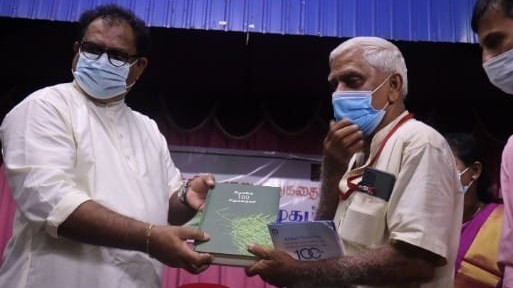 “கிழக்கின் 100 சிறுகதைகள்” நூல் வெளியீட்டு விழாவில் கௌரவப் பிரதிகள் ஊடகவியலாளர்களுக்கு  வழங்கி கௌரவிப்பு