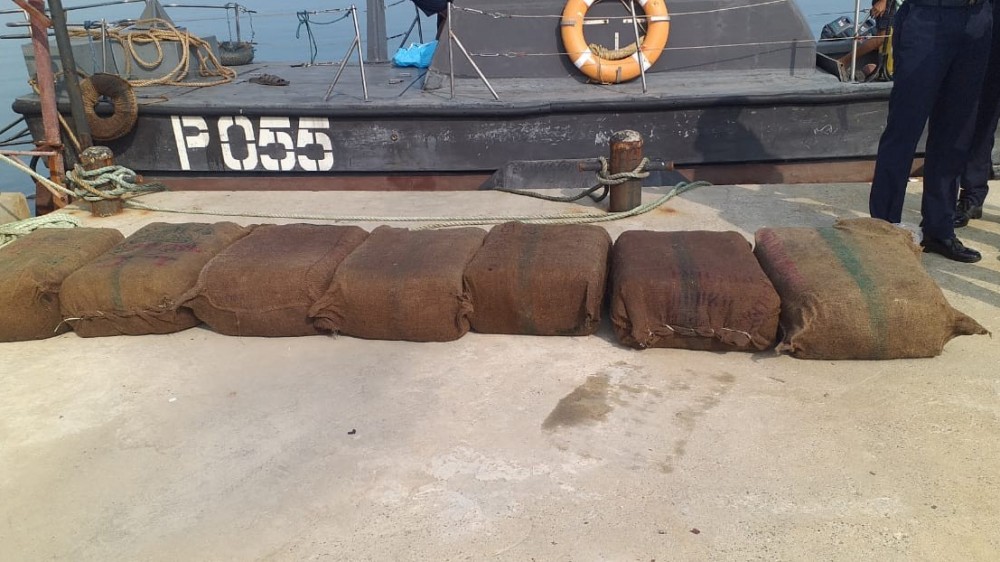 இன்று காலை மாதகல் கடலில் 275 கிலோ மிதந்த கஞ்சா