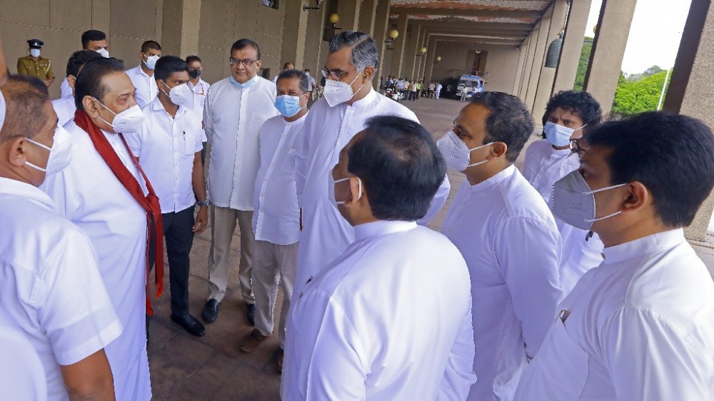 ஆர்ப்பாட்டத்தில் ஈடுபட்ட எதிர்க்கட்சி உறுப்பினர்களின் மத்தியில் பிரதமர்