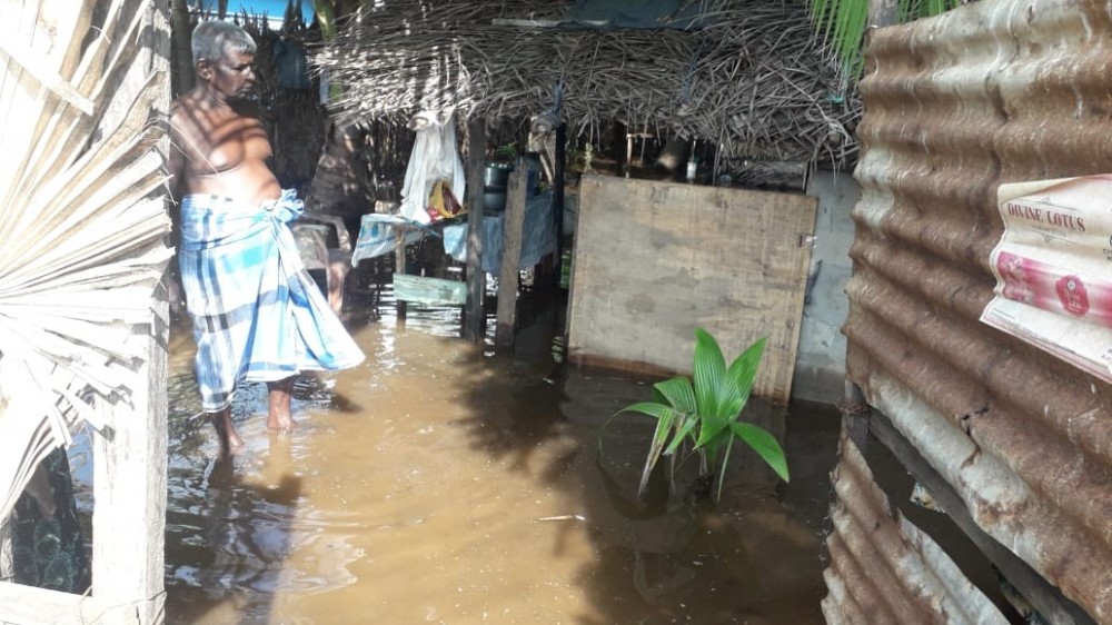 கல்முனை, பாண்டிருப்பில்.. ஊருக்குள் கடல்;