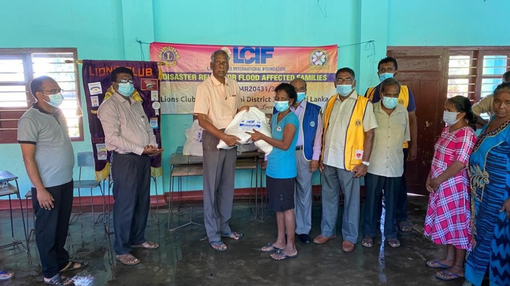 வெள்ளத்தால் பாதிக்கப்பட்ட மக்களுக்கு லயனஸின் உதவி