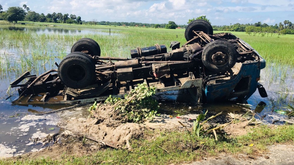மண் ஏற்றிவந்த கன்டர் ரக வாகனம்  தடம் புரண்டது