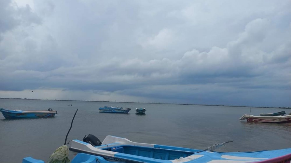 கடலில் தத்தளித்த சக மீனவனை காப்பாற்ற எத்தணித்த மீனவன் உட்பட இரு மீனவர்கள் கடலில் காணாமல் போயுள்ளனர்.