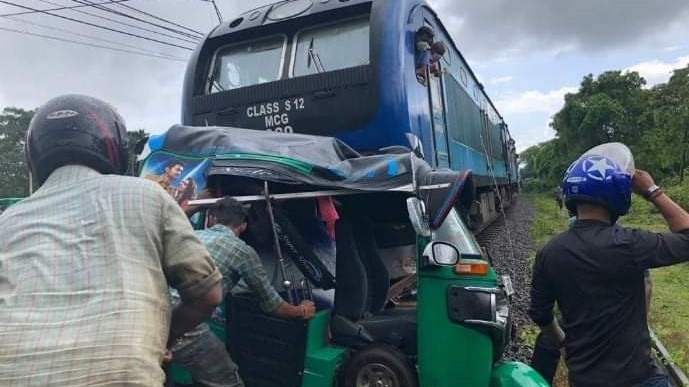 இன்று ஞாயிற்றுக் கிழமை (12.12.2021) நடைபெற்ற விபத்துக்கள் - கடவையுமில்லை - பாதுகாப்புமில்லை