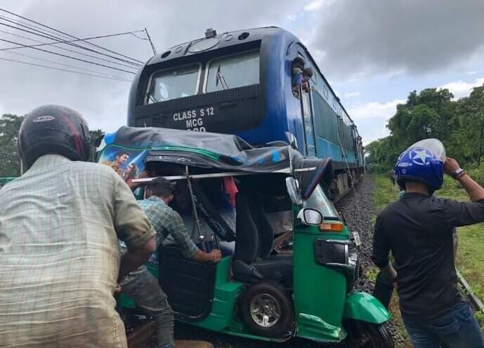 இன்று ஞாயிற்றுக் கிழமை (12.12.2021) நடைபெற்ற விபத்துக்கள் - கடவையுமில்லை - பாதுகாப்புமில்லை