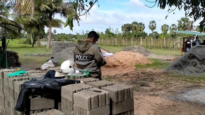 வெட்டிய குழியினுள் துப்பாக்கி ரவைகள்.  மீதியை நோக்கி பொலிசார் பார்வை!