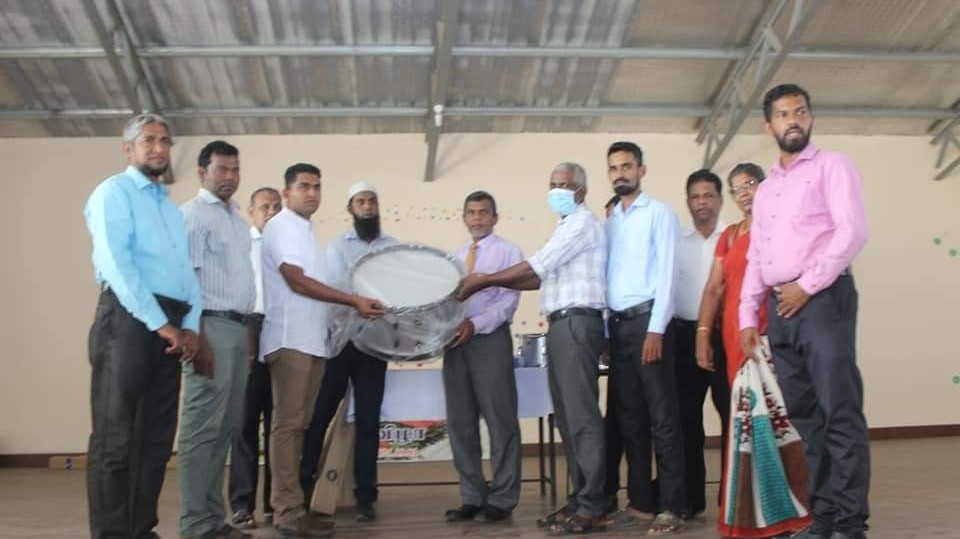 பாடசாலைக்கு அன்பளிப்பு