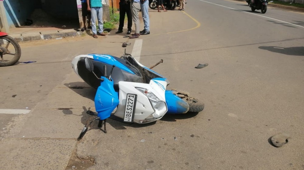 இளைஞன் ஒருவரை கும்பல் துரத்தி வாளால் வெட்டியது