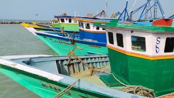 43 இந்திய மீனவர்கள் எல்லை தாண்டியதால் கைது