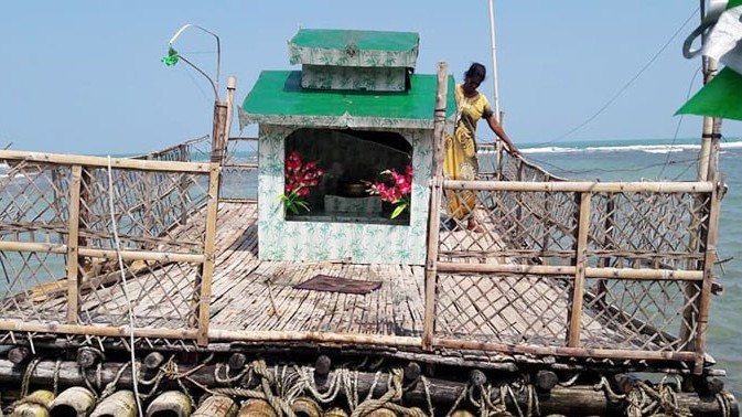 கரை ஒதுங்கிய மூங்கில் படகு